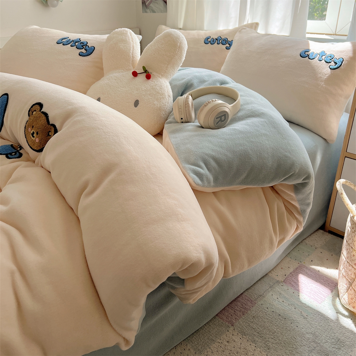 91家纺网 家纺一手货源 找家纺 （总）有间小屋 2025新款大版毛巾绣牛奶绒四件套