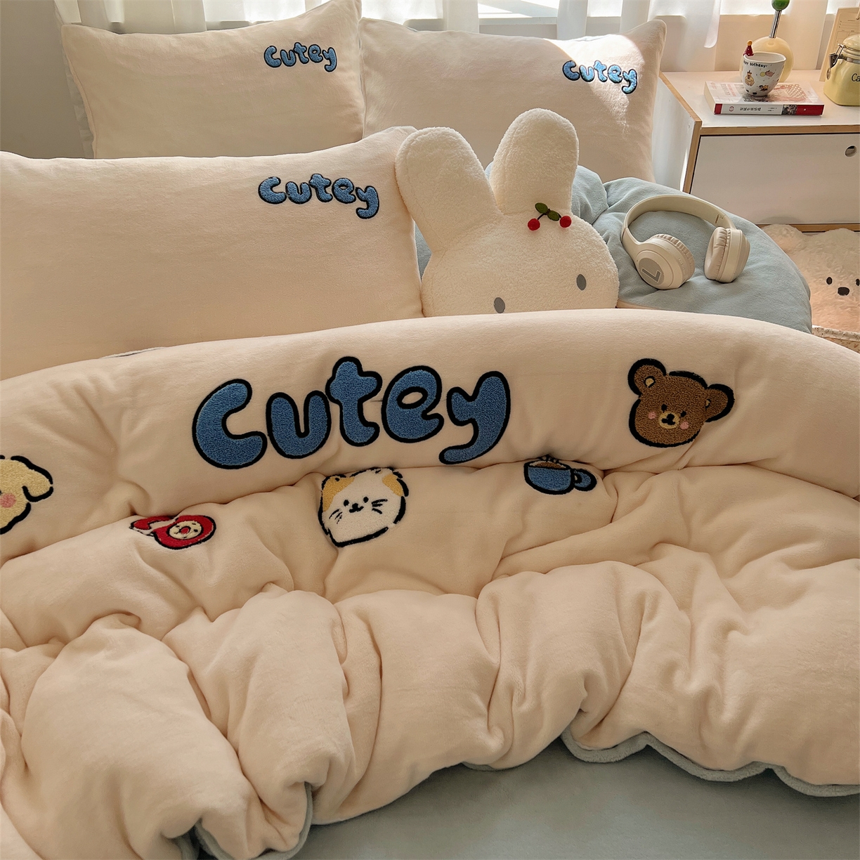 91家纺网 家纺一手货源 找家纺 （总）有间小屋 2025新款大版毛巾绣牛奶绒四件套