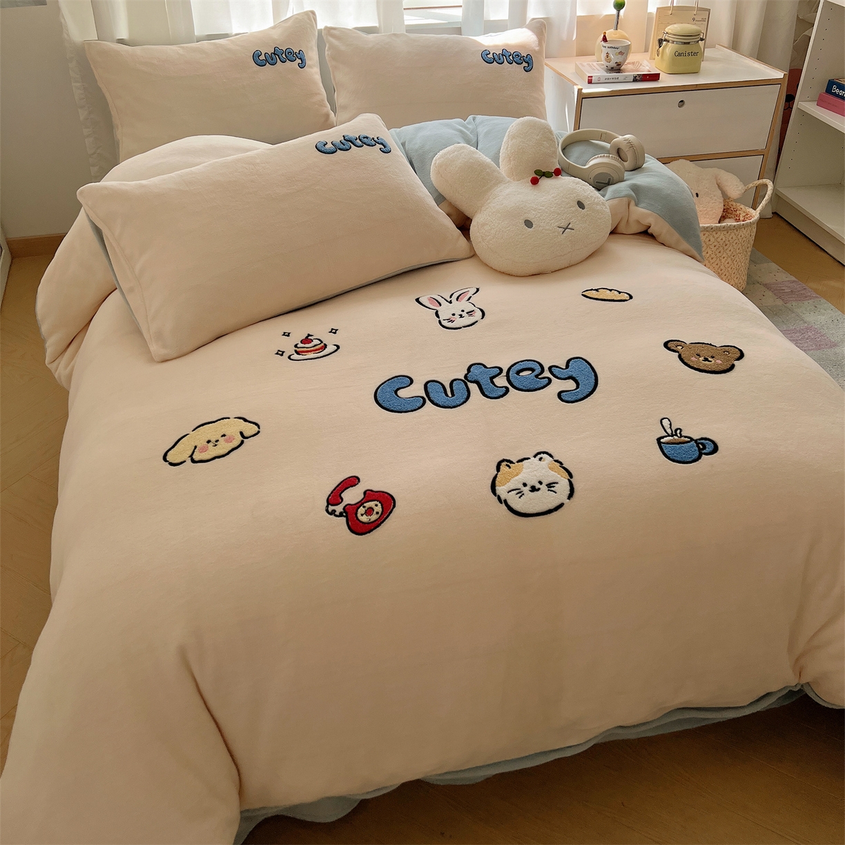 91家纺网 家纺一手货源 找家纺 （总）有间小屋 2025新款大版毛巾绣牛奶绒四件套