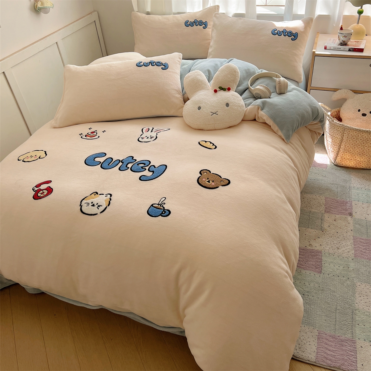 91家纺网 家纺一手货源 找家纺 （总）有间小屋 2025新款大版毛巾绣牛奶绒四件套