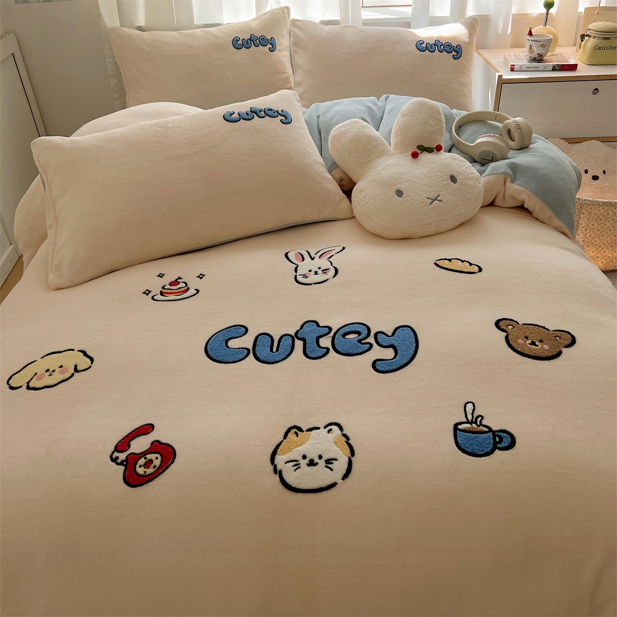 91家纺网 家纺一手货源 找家纺 （总）有间小屋 2025新款大版毛巾绣牛奶绒四件套