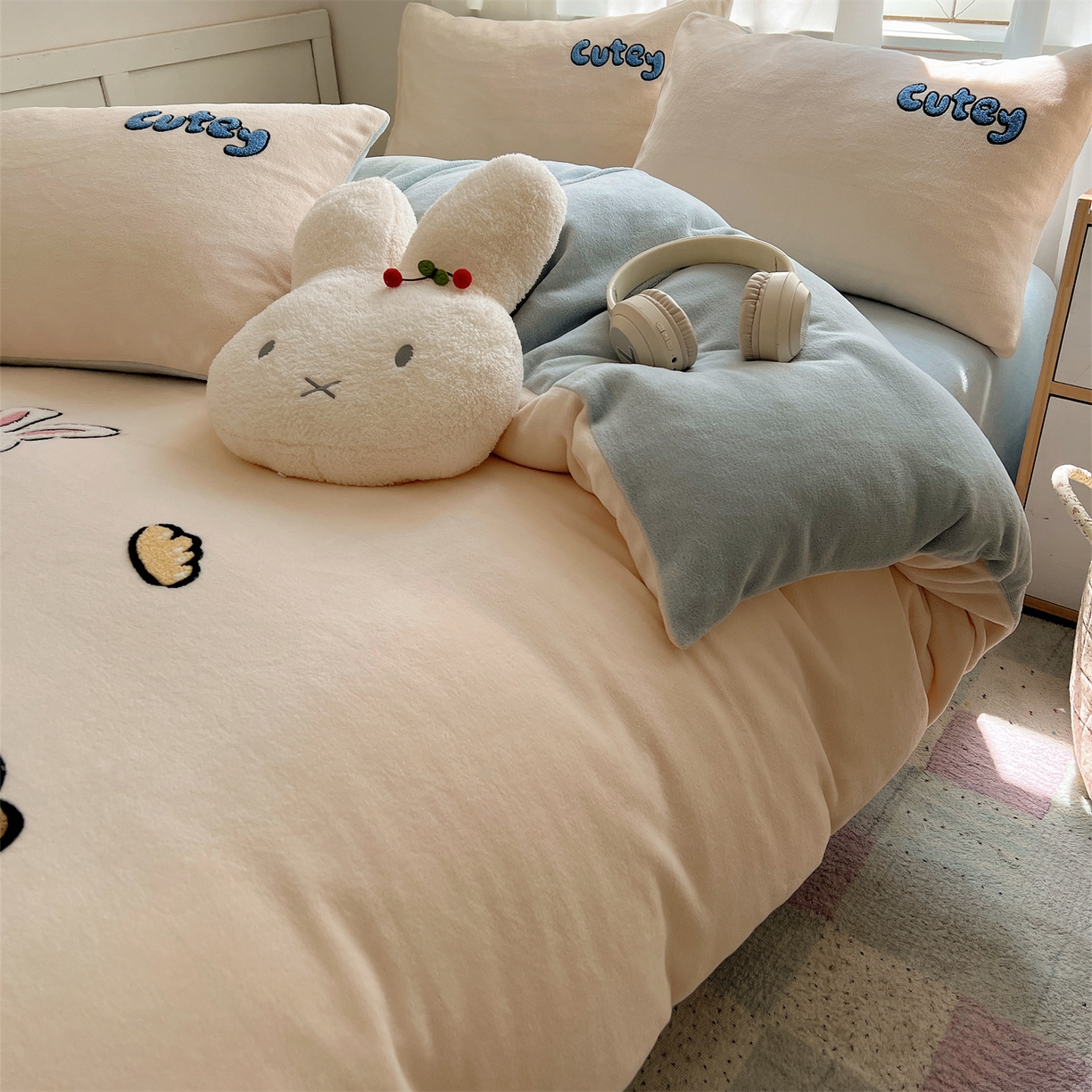 91家纺网 家纺一手货源 找家纺 （总）有间小屋 2025新款大版毛巾绣牛奶绒四件套