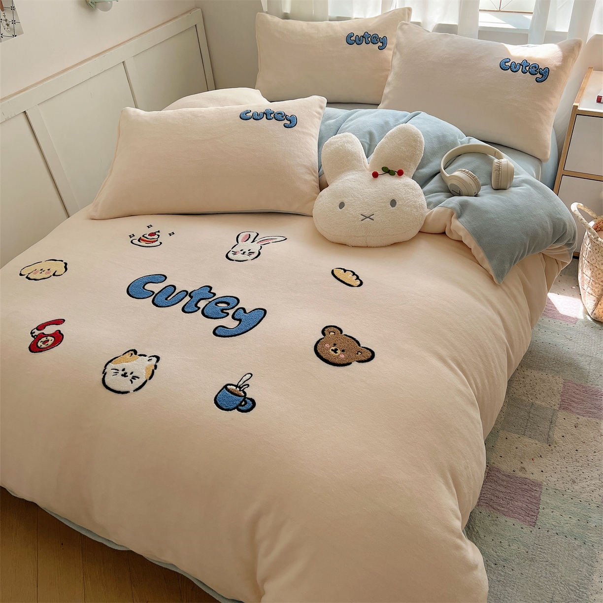 91家纺网 家纺一手货源 找家纺 （总）有间小屋 2025新款大版毛巾绣牛奶绒四件套