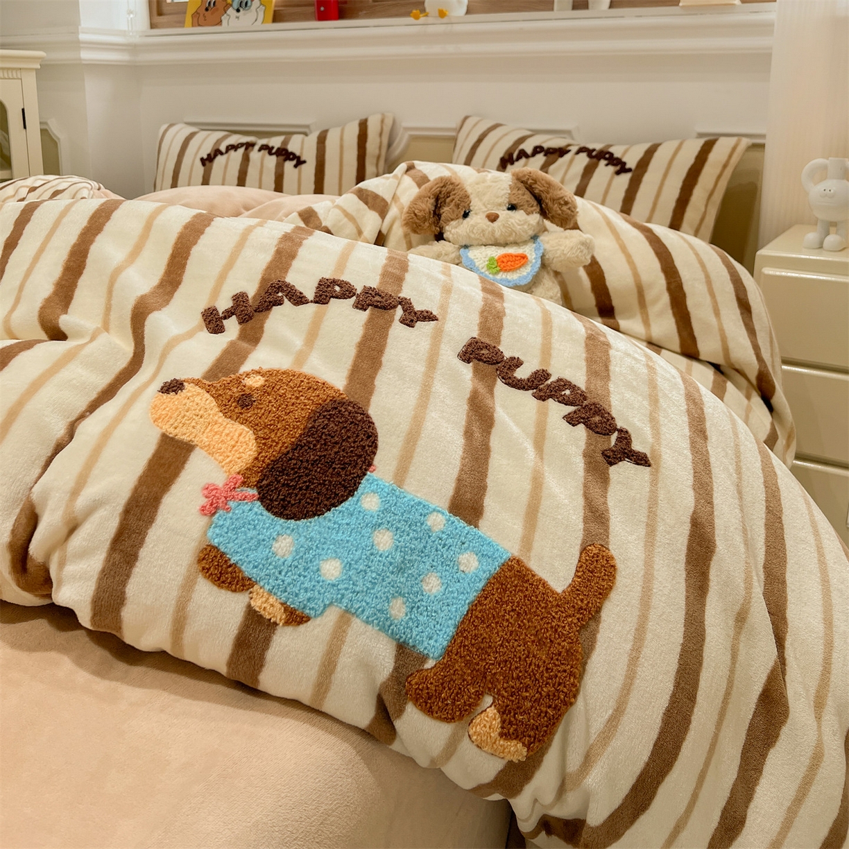 91家纺网 家纺一手货源 找家纺 （总）有间小屋 2025新款牛奶绒毛巾绣四件套