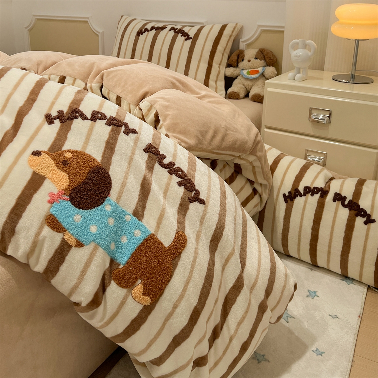 91家纺网 家纺一手货源 找家纺 （总）有间小屋 2025新款牛奶绒毛巾绣四件套