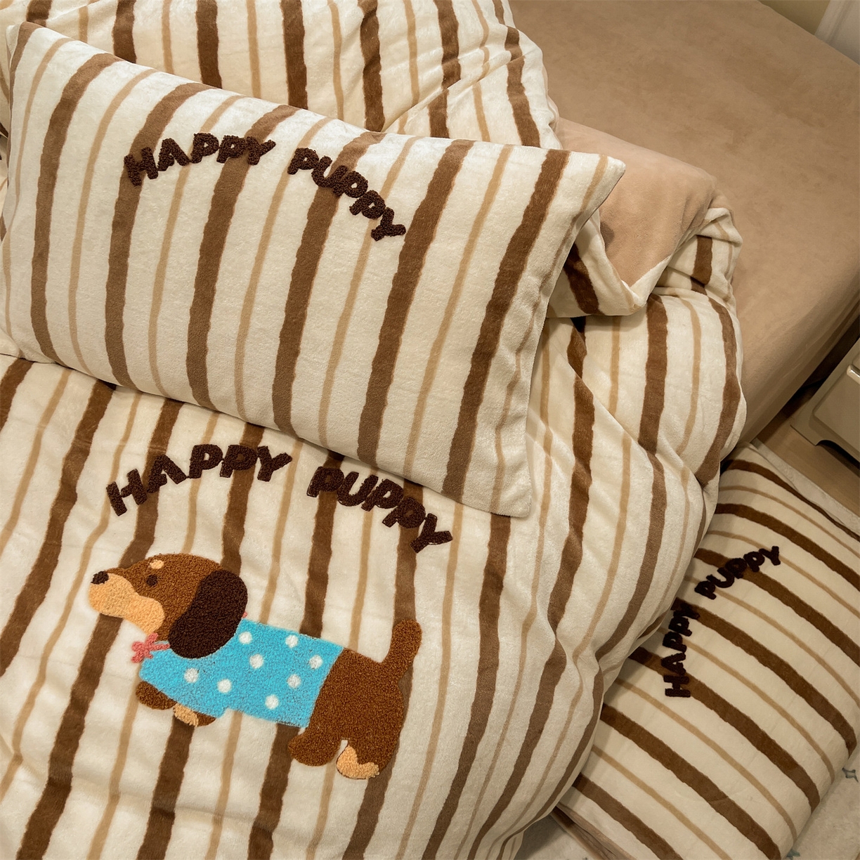 91家纺网 家纺一手货源 找家纺 （总）有间小屋 2025新款牛奶绒毛巾绣四件套