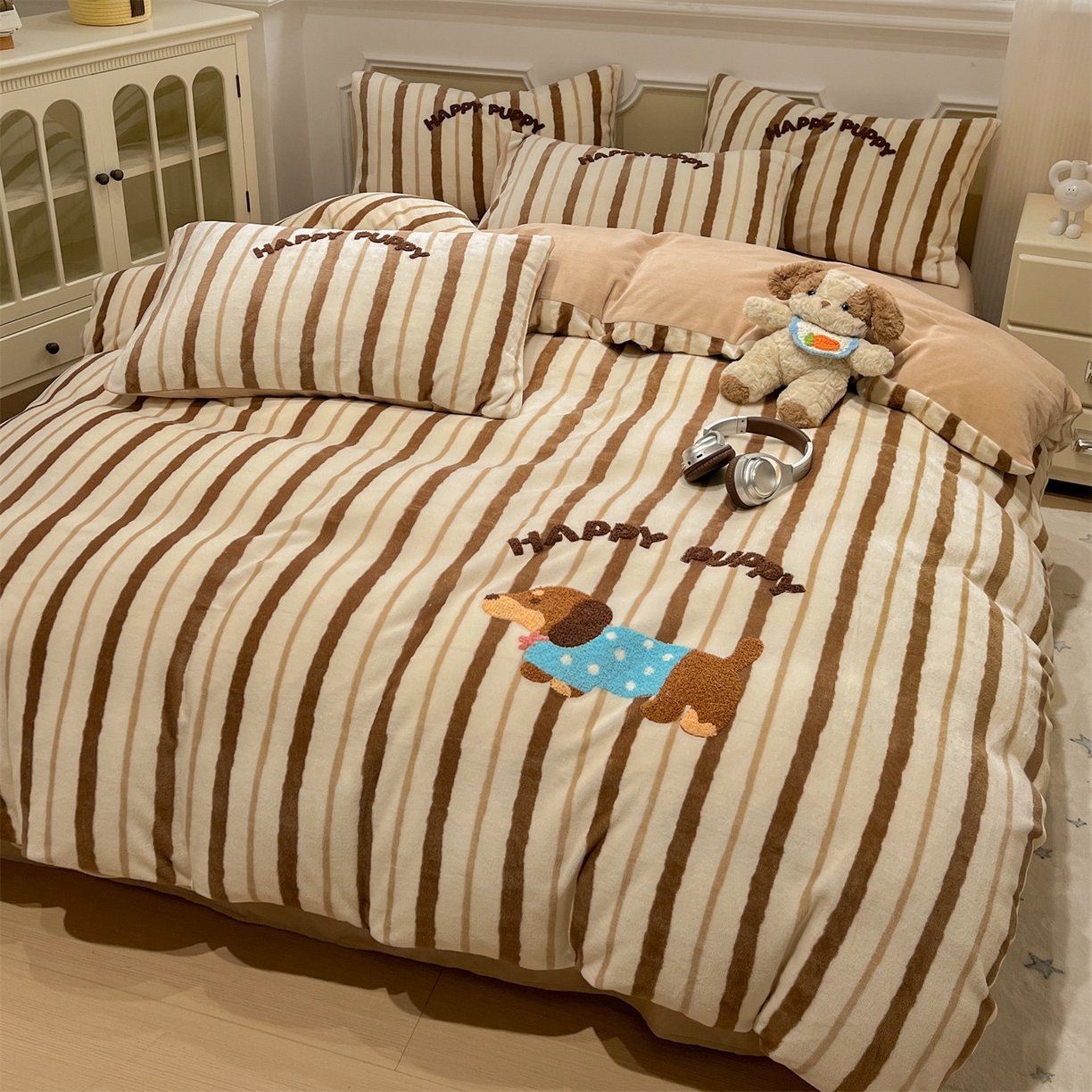 91家纺网 家纺一手货源 找家纺 （总）有间小屋 2025新款牛奶绒毛巾绣四件套