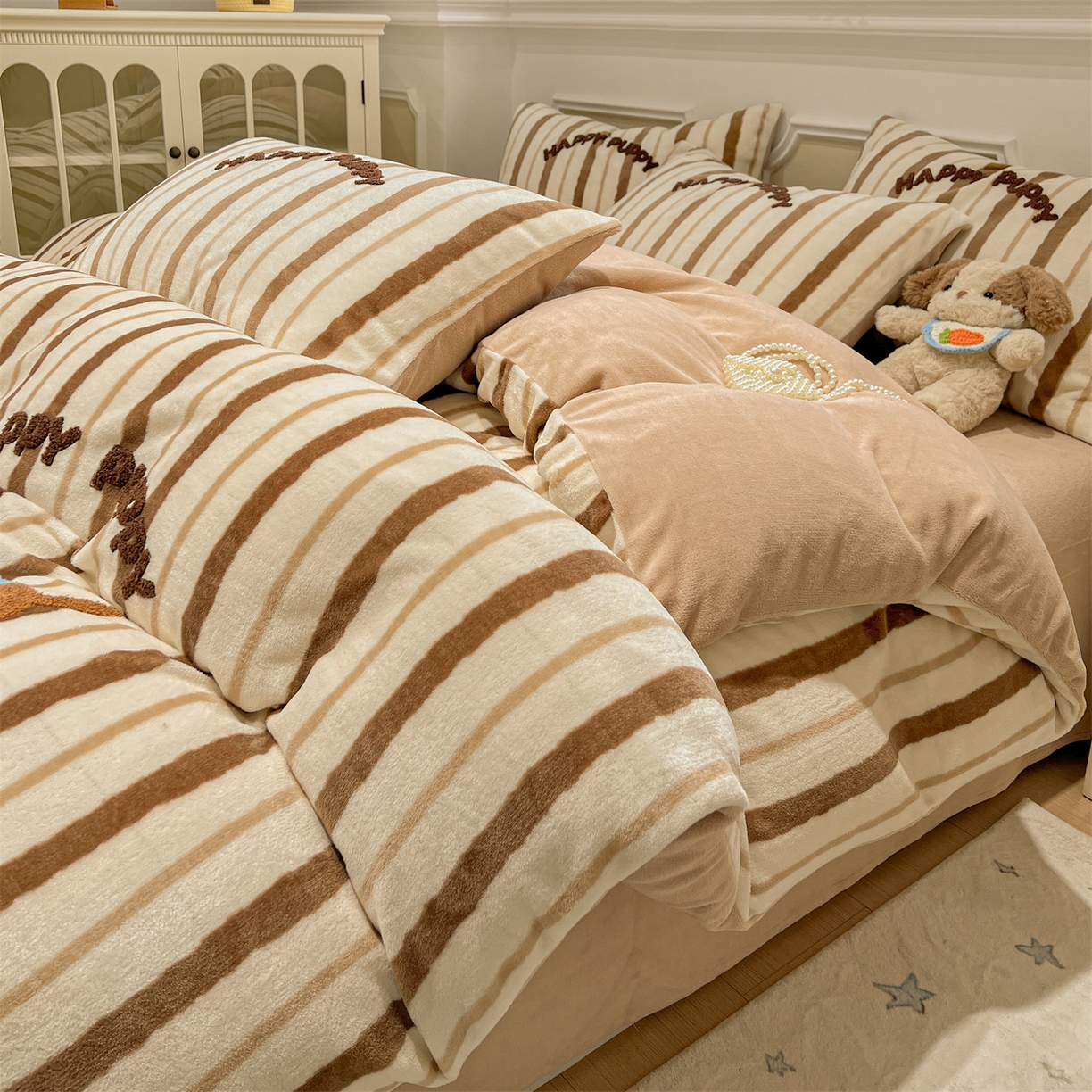 91家纺网 家纺一手货源 找家纺 （总）有间小屋 2025新款牛奶绒毛巾绣四件套