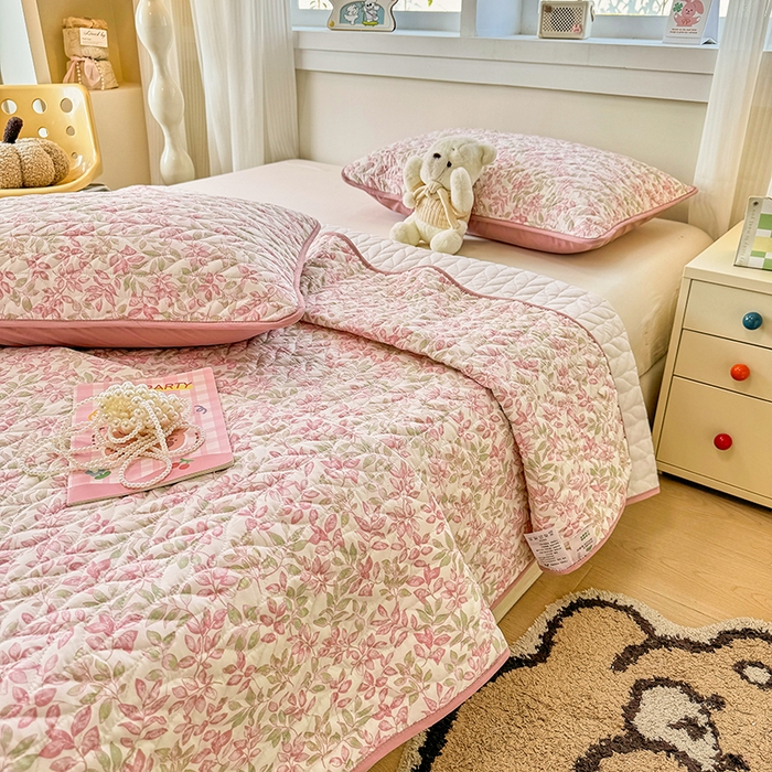 91家纺网 家纺一手货源 找家纺 汣沐生活 2025新款可水洗针织棉印花款夹棉床盖床盖三件套 初夏