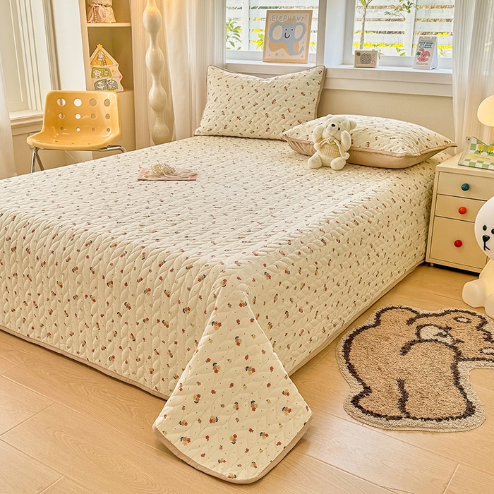 91家纺网 家纺一手货源 找家纺 汣沐生活 2025新款可水洗针织棉印花款夹棉床盖床盖三件套 春山花渡