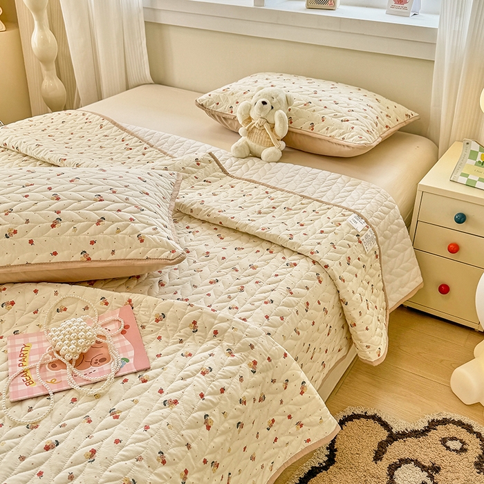 91家纺网 家纺一手货源 找家纺 汣沐生活 2025新款可水洗针织棉印花款夹棉床盖床盖三件套 春山花渡