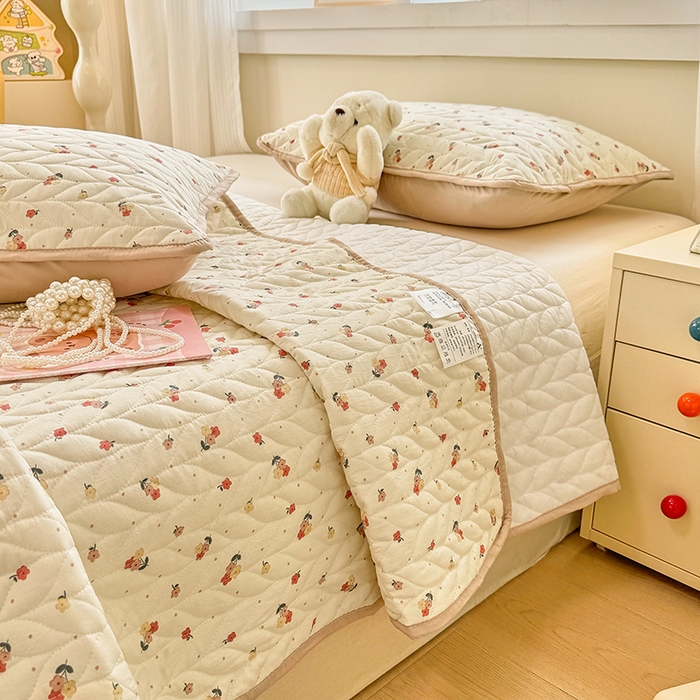 91家纺网 家纺一手货源 找家纺 汣沐生活 2025新款可水洗针织棉印花款夹棉床盖床盖三件套 春山花渡