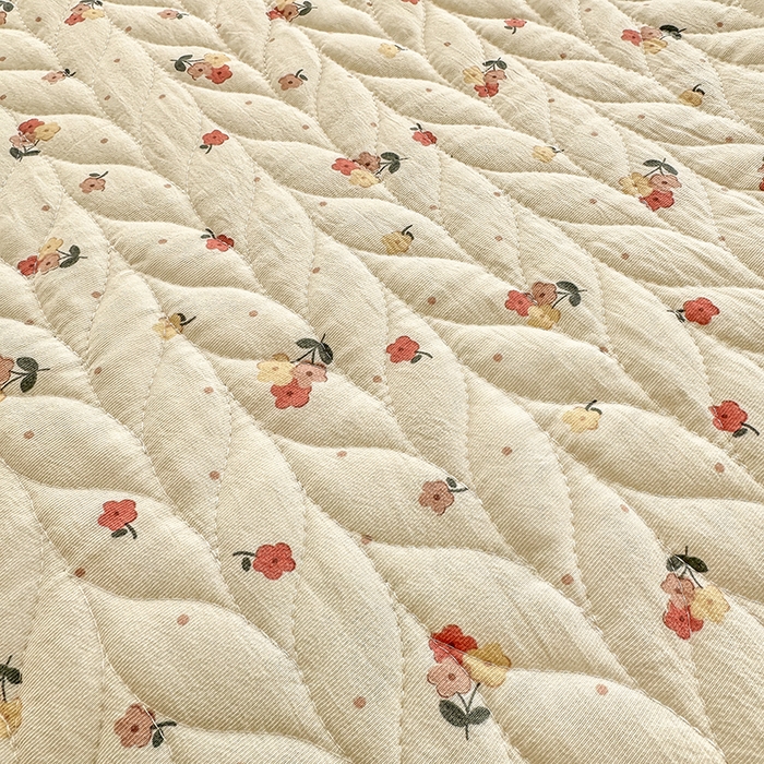 91家纺网 家纺一手货源 找家纺 汣沐生活 2025新款可水洗针织棉印花款夹棉床盖床盖三件套 春山花渡