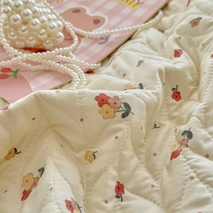 91家纺网 家纺一手货源 找家纺 汣沐生活 2025新款可水洗针织棉印花款夹棉床盖床盖三件套 春山花渡