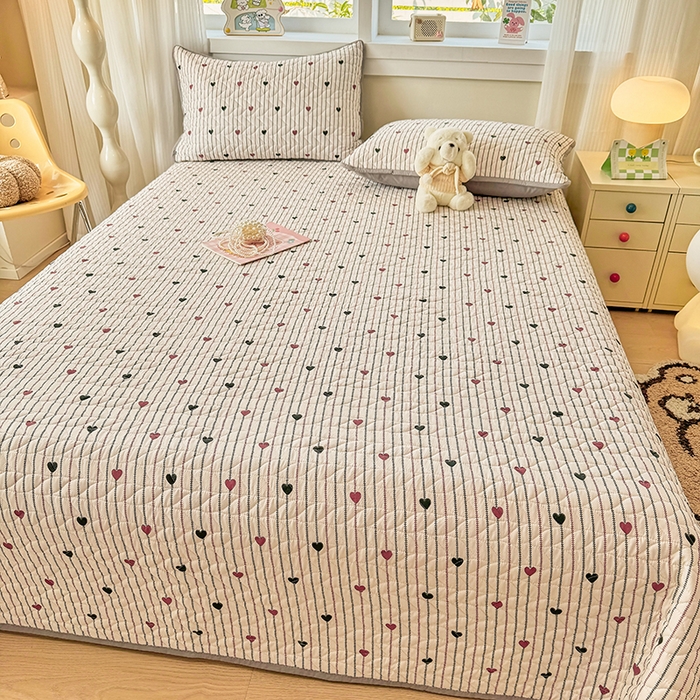 91家纺网 家纺一手货源 找家纺 汣沐生活 2025新款可水洗针织棉印花款夹棉床盖床盖三件套 春物生