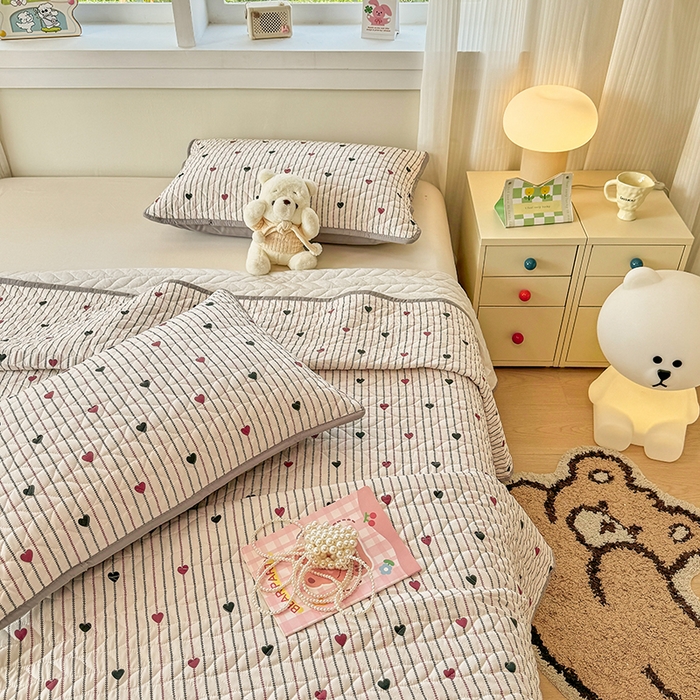 91家纺网 家纺一手货源 找家纺 汣沐生活 2025新款可水洗针织棉印花款夹棉床盖床盖三件套 春物生