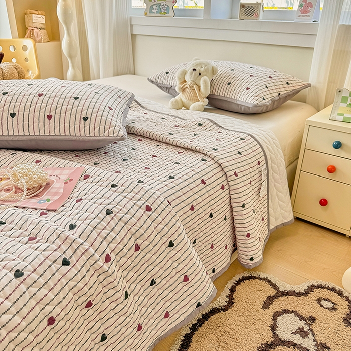 91家纺网 家纺一手货源 找家纺 汣沐生活 2025新款可水洗针织棉印花款夹棉床盖床盖三件套 春物生