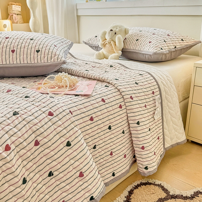 91家纺网 家纺一手货源 找家纺 汣沐生活 2025新款可水洗针织棉印花款夹棉床盖床盖三件套 春物生