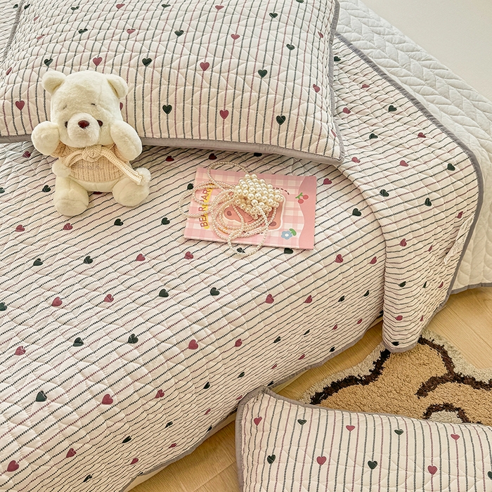 91家纺网 家纺一手货源 找家纺 汣沐生活 2025新款可水洗针织棉印花款夹棉床盖床盖三件套 春物生