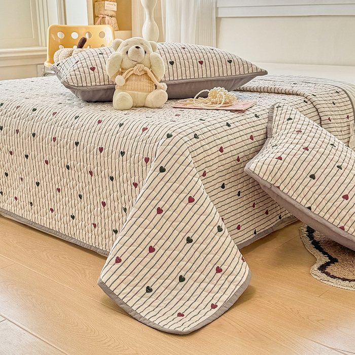 91家纺网 家纺一手货源 找家纺 汣沐生活 2025新款可水洗针织棉印花款夹棉床盖床盖三件套 春物生