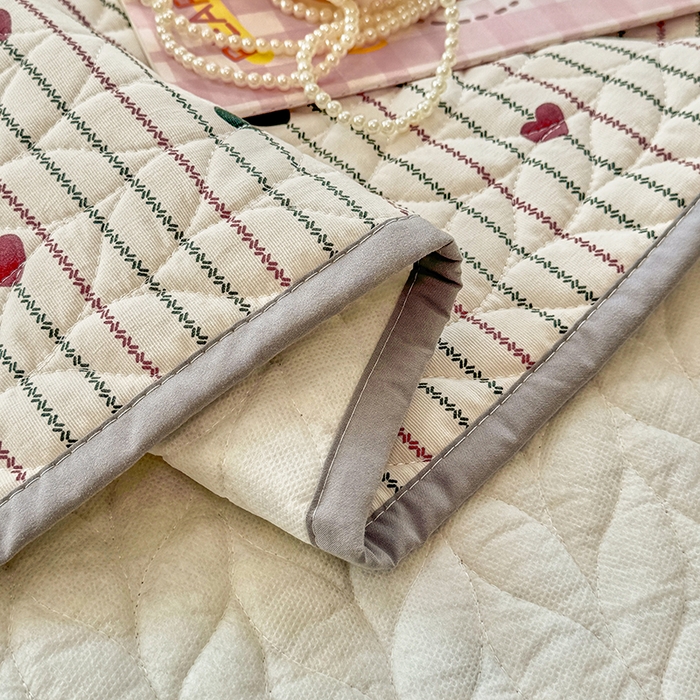 91家纺网 家纺一手货源 找家纺 汣沐生活 2025新款可水洗针织棉印花款夹棉床盖床盖三件套 春物生