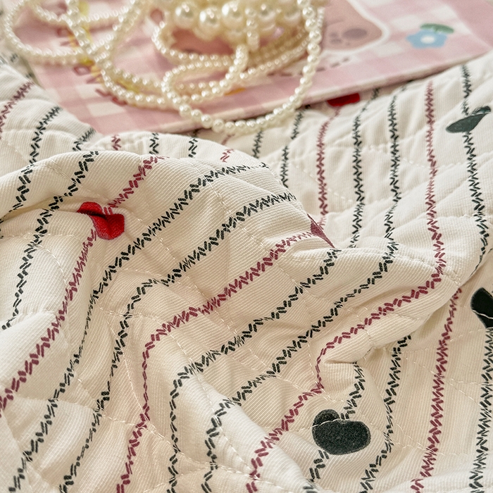 91家纺网 家纺一手货源 找家纺 汣沐生活 2025新款可水洗针织棉印花款夹棉床盖床盖三件套 春物生