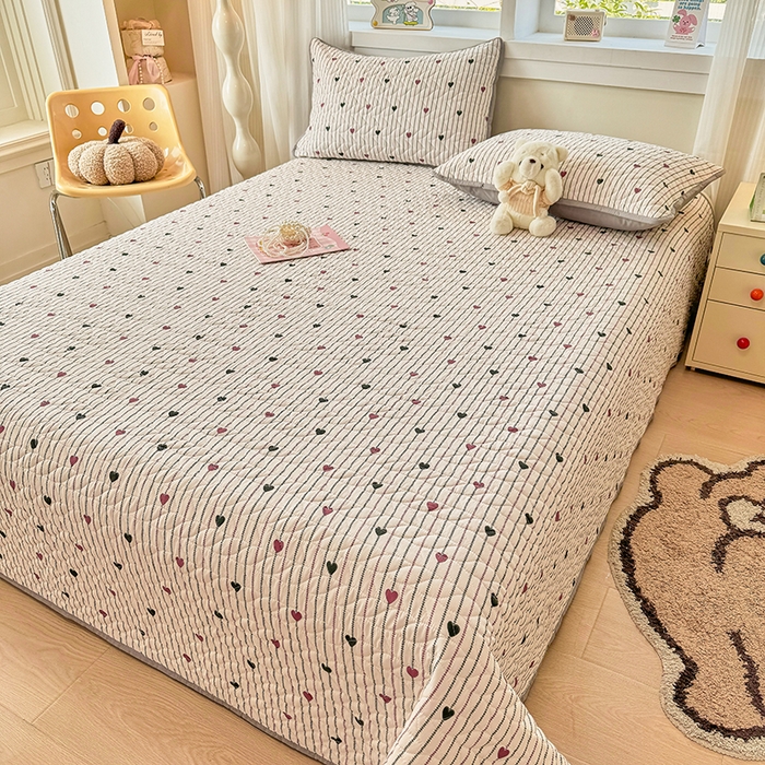 91家纺网 家纺一手货源 找家纺 汣沐生活 2025新款可水洗针织棉印花款夹棉床盖床盖三件套 春物生