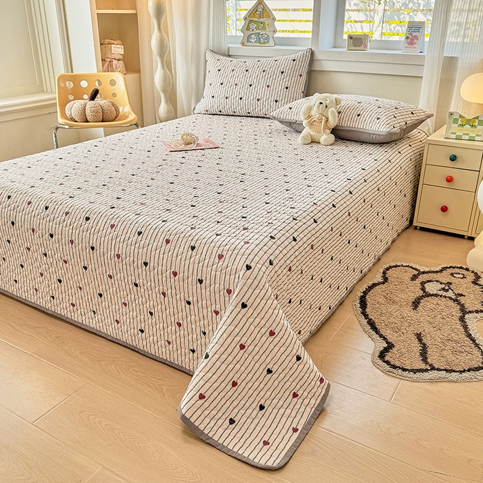 91家纺网 家纺一手货源 找家纺 汣沐生活 2025新款可水洗针织棉印花款夹棉床盖床盖三件套 春物生