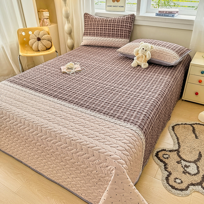 91家纺网 家纺一手货源 找家纺 汣沐生活 2025新款可水洗针织棉印花款夹棉床盖床盖三件套 复古红波点