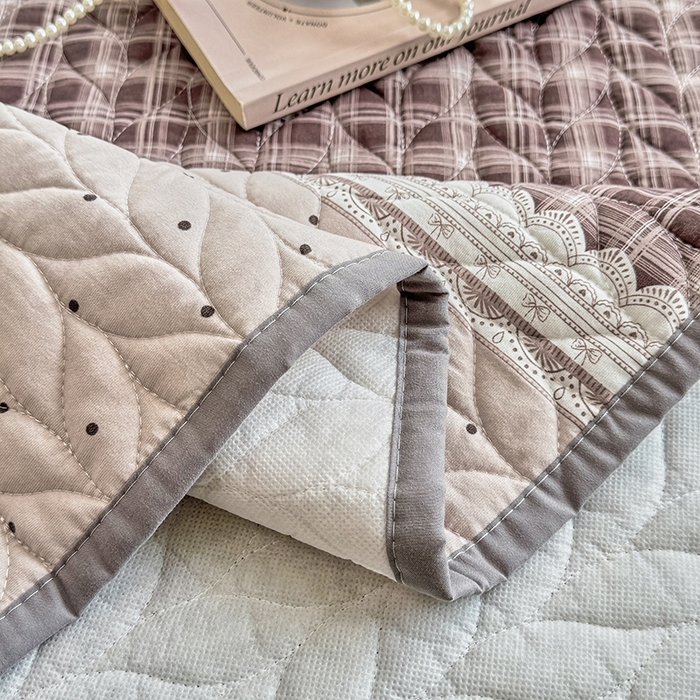 91家纺网 家纺一手货源 找家纺 汣沐生活 2025新款可水洗针织棉印花款夹棉床盖床盖三件套 复古红波点