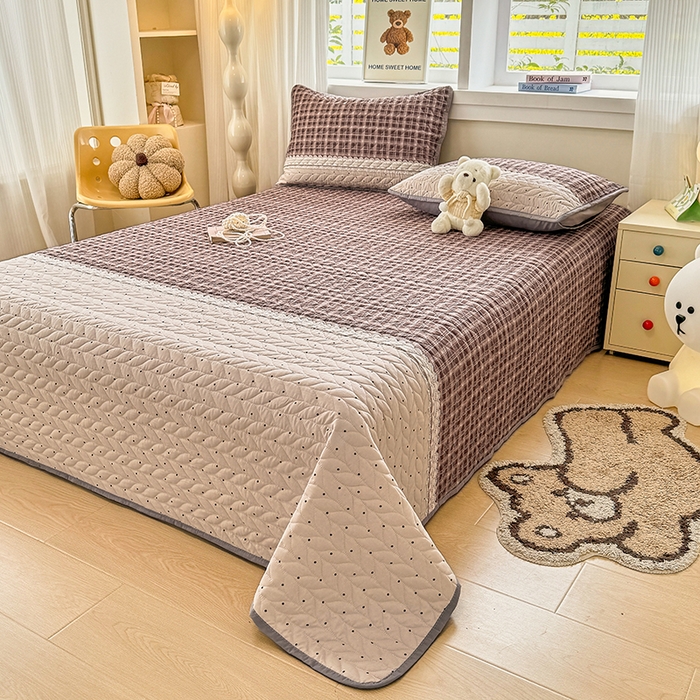 91家纺网 家纺一手货源 找家纺 汣沐生活 2025新款可水洗针织棉印花款夹棉床盖床盖三件套 复古红波点