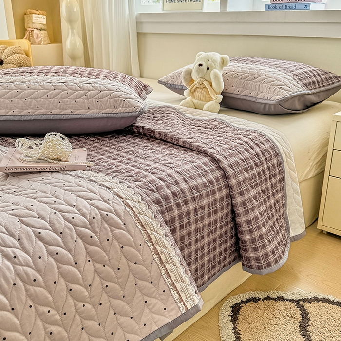 91家纺网 家纺一手货源 找家纺 汣沐生活 2025新款可水洗针织棉印花款夹棉床盖床盖三件套 复古红波点