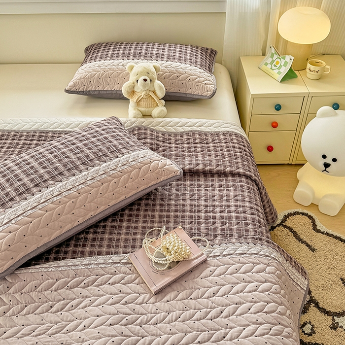 91家纺网 家纺一手货源 找家纺 汣沐生活 2025新款可水洗针织棉印花款夹棉床盖床盖三件套 复古红波点