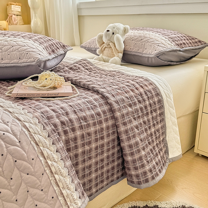 91家纺网 家纺一手货源 找家纺 汣沐生活 2025新款可水洗针织棉印花款夹棉床盖床盖三件套 复古红波点