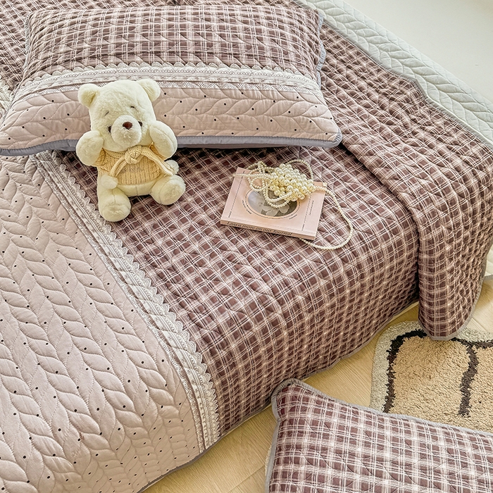 91家纺网 家纺一手货源 找家纺 汣沐生活 2025新款可水洗针织棉印花款夹棉床盖床盖三件套 复古红波点