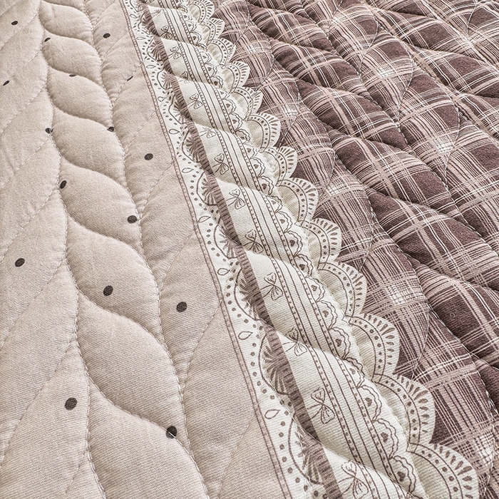 91家纺网 家纺一手货源 找家纺 汣沐生活 2025新款可水洗针织棉印花款夹棉床盖床盖三件套 复古红波点