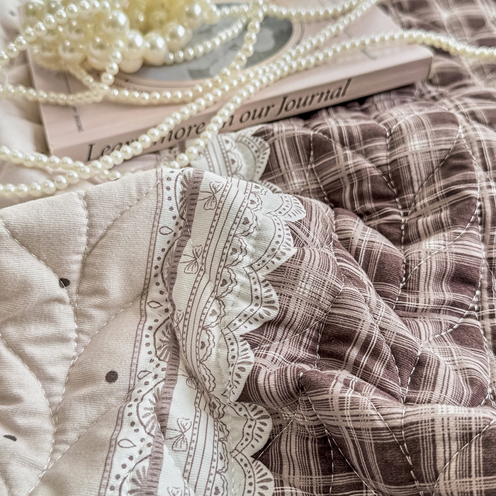 91家纺网 家纺一手货源 找家纺 汣沐生活 2025新款可水洗针织棉印花款夹棉床盖床盖三件套 复古红波点