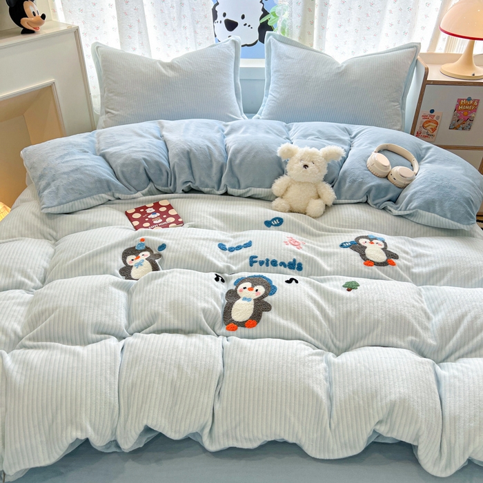 91家纺网 家纺一手货源 找家纺 倾慕家纺 2026新款卡通毛巾绣加厚保暖牛奶绒四件套 音乐企鹅