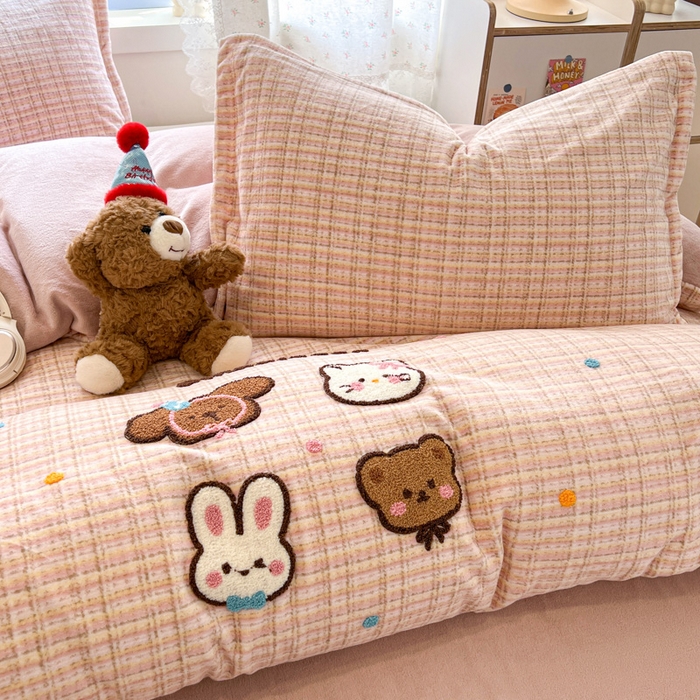 91家纺网 家纺一手货源 找家纺 倾慕家纺 2026新款卡通毛巾绣加厚保暖牛奶绒四件套 猫咪熊兔