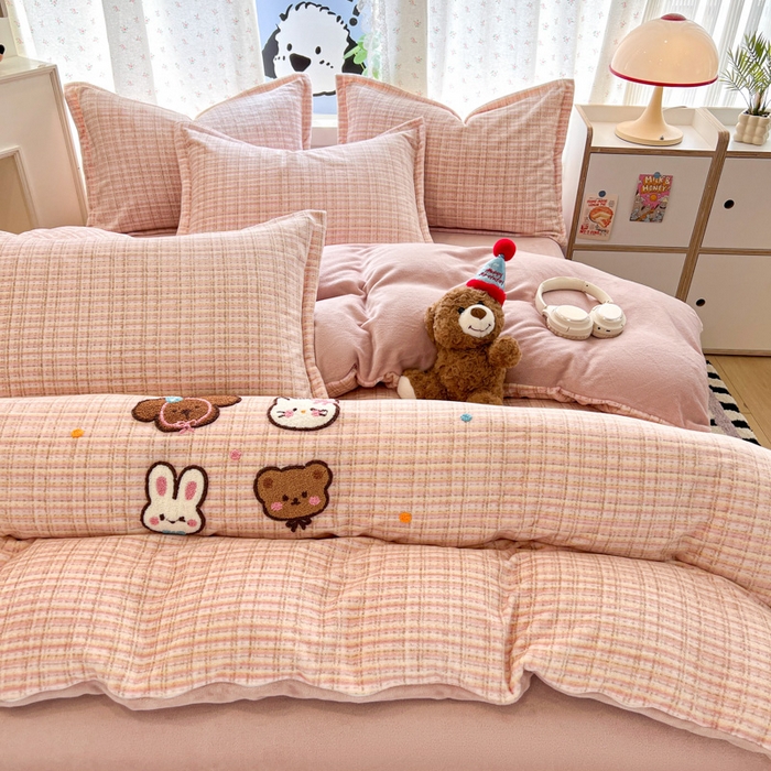 91家纺网 家纺一手货源 找家纺 倾慕家纺 2026新款卡通毛巾绣加厚保暖牛奶绒四件套 猫咪熊兔