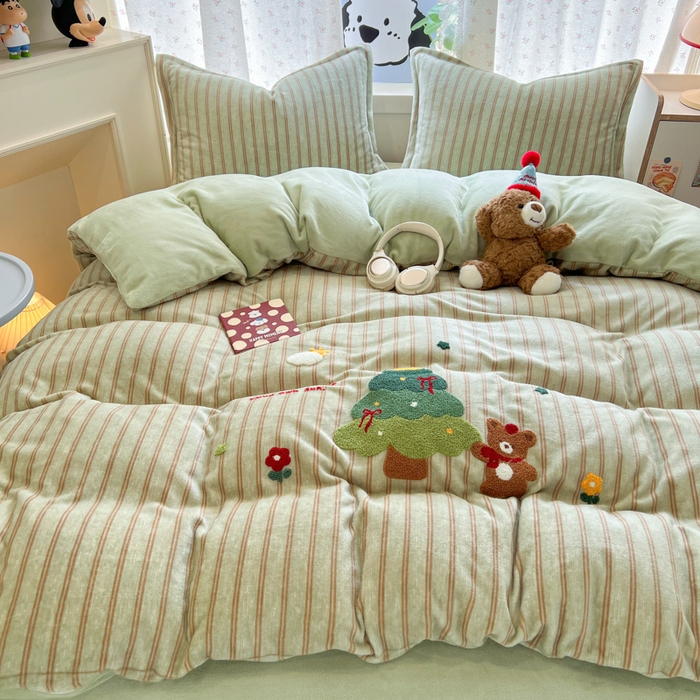 91家纺网 家纺一手货源 找家纺 倾慕家纺 2026新款卡通毛巾绣加厚保暖牛奶绒四件套 圣诞树熊