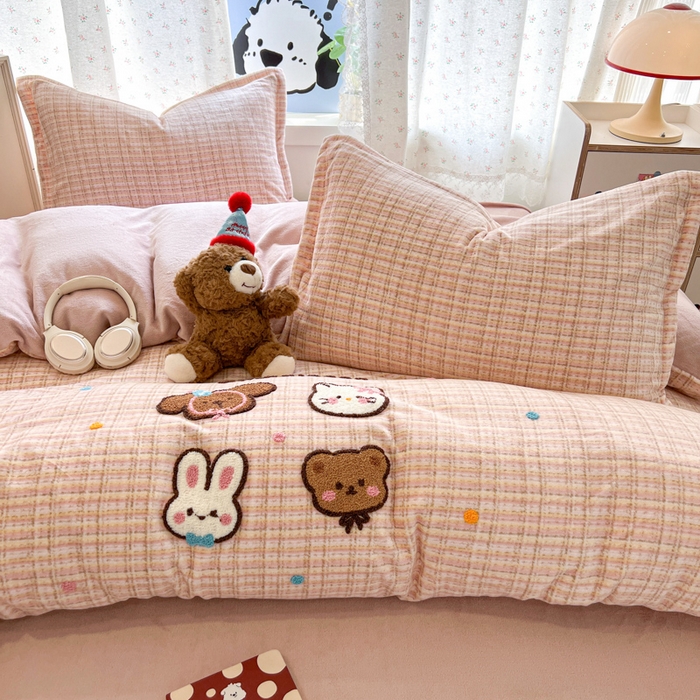 91家纺网 家纺一手货源 找家纺 倾慕家纺 2026新款卡通毛巾绣加厚保暖牛奶绒四件套 猫咪熊兔