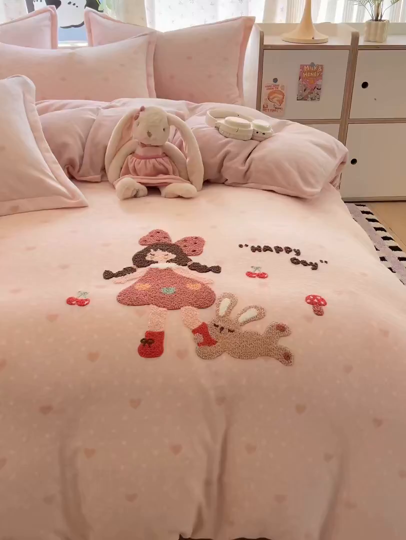 91家纺网 家纺一手货源 找家纺 倾慕家纺 2026新款卡通毛巾绣加厚保暖牛奶绒四件套 爱心女孩