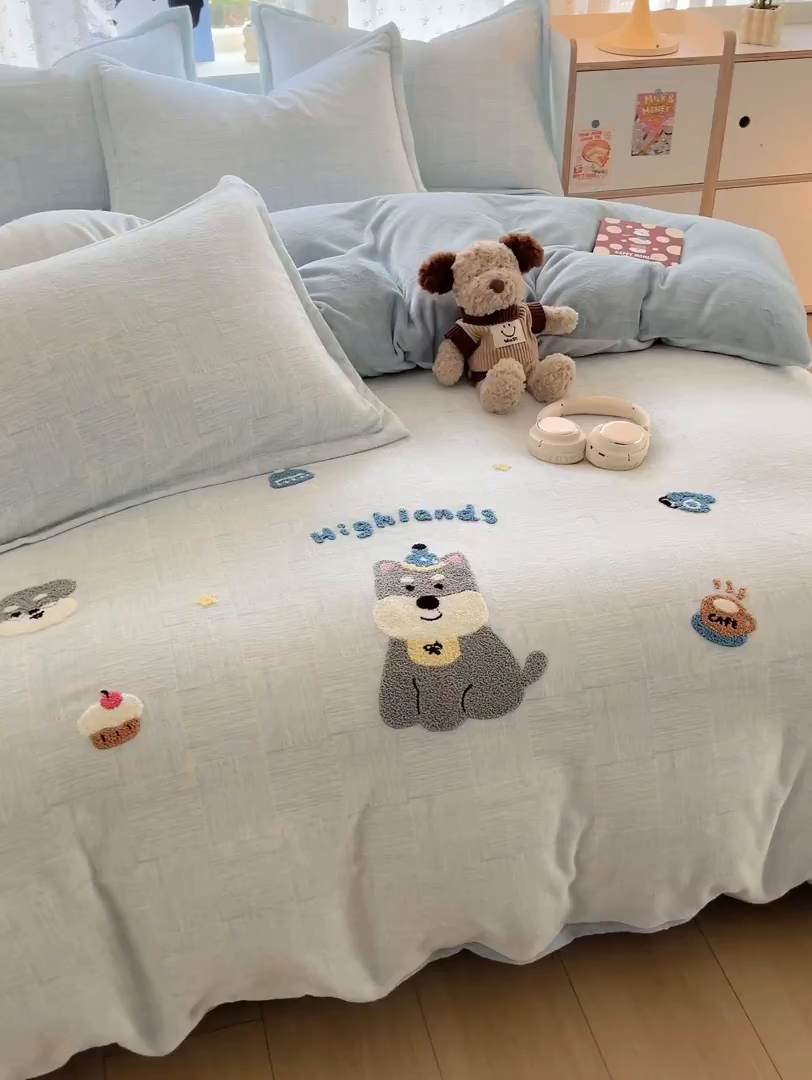 91家纺网 家纺一手货源 找家纺 倾慕家纺 2026新款卡通毛巾绣加厚保暖牛奶绒四件套 咖啡小狗