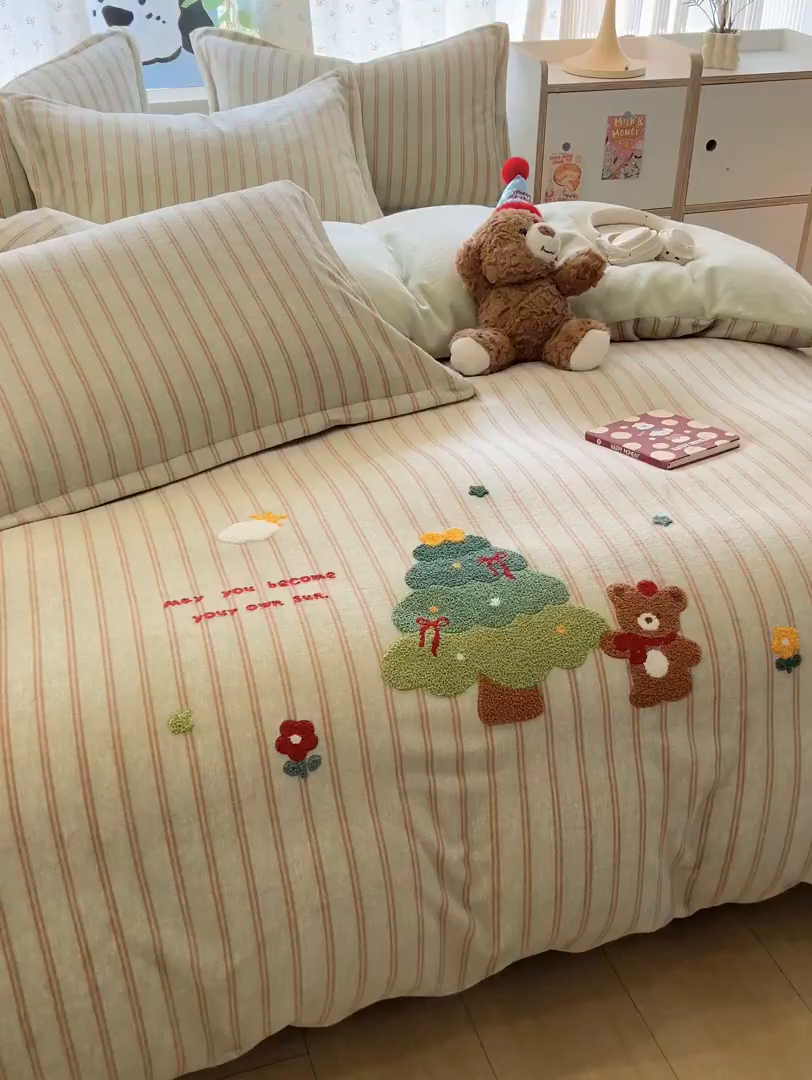 91家纺网 家纺一手货源 找家纺 倾慕家纺 2026新款卡通毛巾绣加厚保暖牛奶绒四件套 圣诞树熊