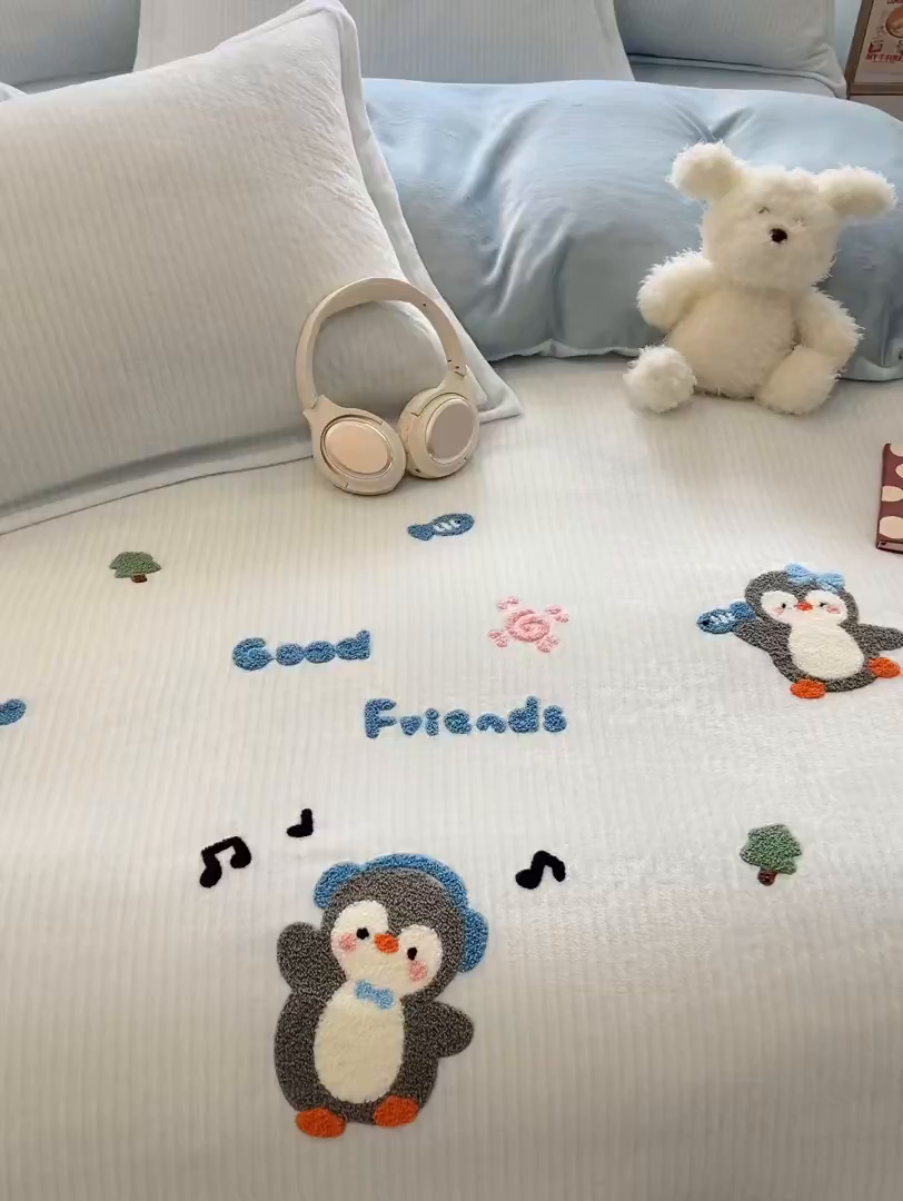 91家纺网 家纺一手货源 找家纺 倾慕家纺 2026新款卡通毛巾绣加厚保暖牛奶绒四件套 音乐企鹅