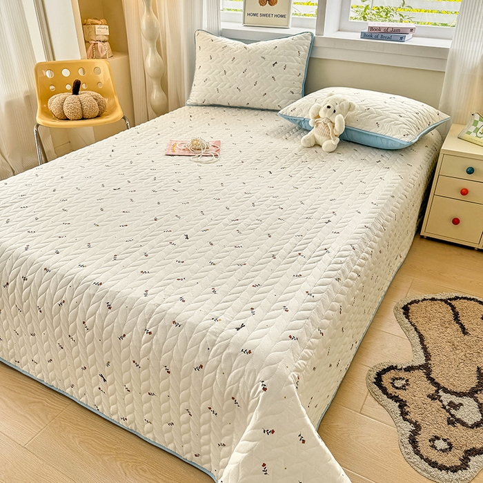 91家纺网 家纺一手货源 找家纺 汣沐生活 2025新款可水洗针织棉印花款夹棉床盖床盖三件套 花夕雾