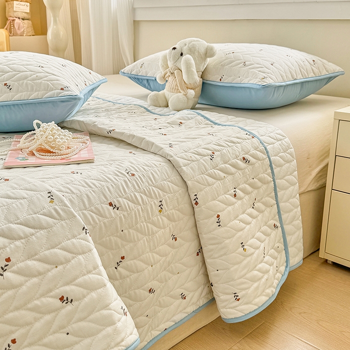 91家纺网 家纺一手货源 找家纺 汣沐生活 2025新款可水洗针织棉印花款夹棉床盖床盖三件套 花夕雾