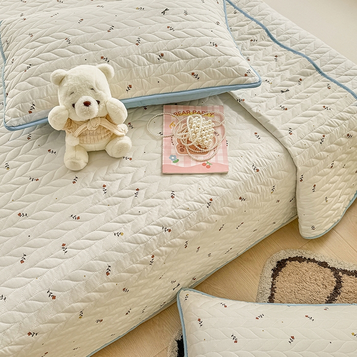 91家纺网 家纺一手货源 找家纺 汣沐生活 2025新款可水洗针织棉印花款夹棉床盖床盖三件套 花夕雾