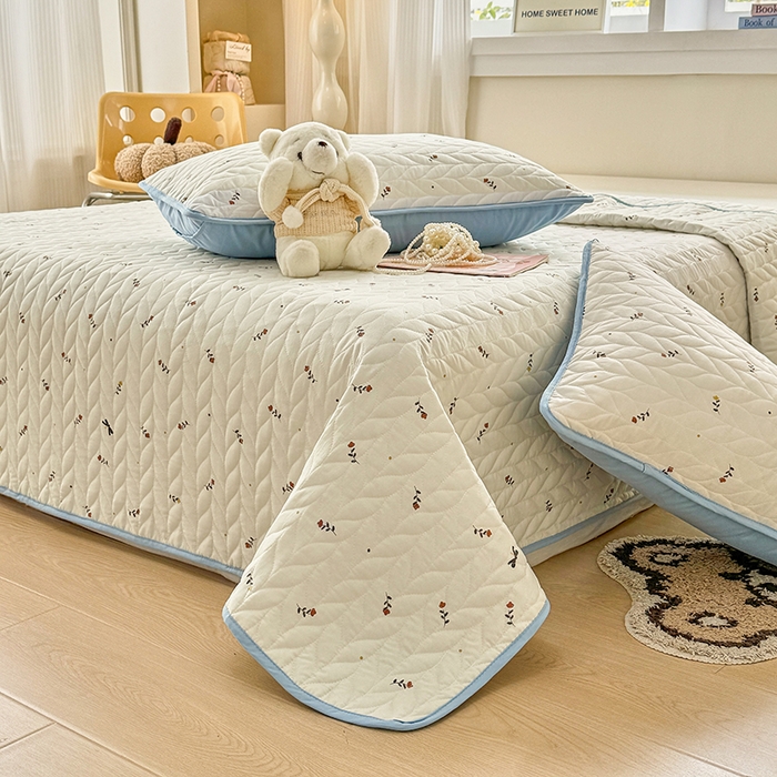 91家纺网 家纺一手货源 找家纺 汣沐生活 2025新款可水洗针织棉印花款夹棉床盖床盖三件套 花夕雾